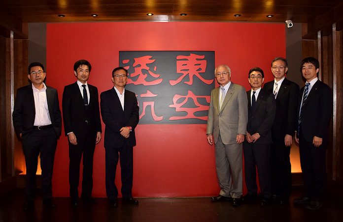 遠航營運長曾金池(左三)，秋田縣副知事堀井啓一(右四)率團前來感謝遠東航空對於台日雙方交流的貢獻。