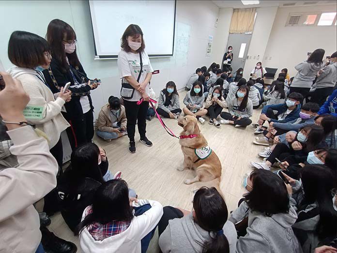 亞大職能治療系開設全國唯一「動物輔助治療」專業課程。圖／亞洲大學提供