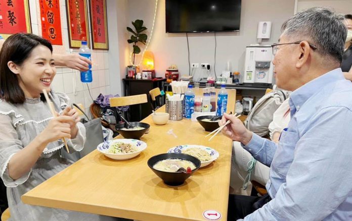 徐巧芯臉書曬出與民眾黨柯文哲在信義區吃涼麵。