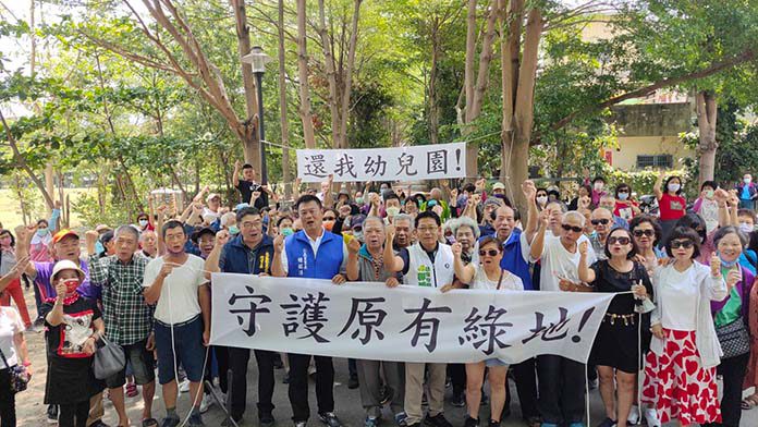 議員質疑仁德國小附設幼兒園遭撤案黑箱作業，砲轟台南市教育局失職。（圖／市議員郭鴻儀服務處提供）