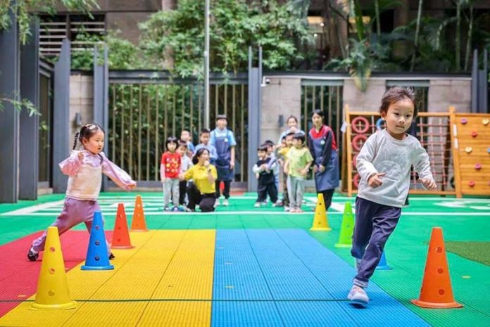 大陸少子化現象嚴重，連帶影響各地幼兒園的招生，據統計去年一年消失的幼兒園就達5610所，倒閉潮已難避免。圖／取材廣東新快報