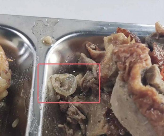 圖為學生反映在學校食堂吃出的「膠製異物」，學生認為是保險套，校方卻辯稱是「鴨子眼球膜」。圖／取材央廣網