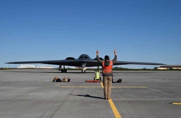 一架B-2 轟炸機降落冰島凱夫拉維克基地。圖／取自美國空軍網站