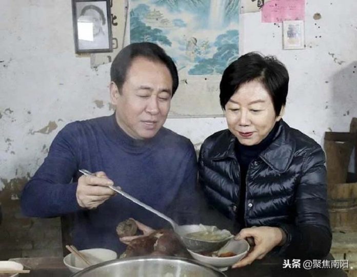 在「恒大集團」債台高築之際，傳出恒大創辦人許家印、丁玉梅夫妻離婚，惟不少媒體疑是「技術性離婚」。許氏夫妻在集團內一向被稱「模範夫妻」，圖為 2018年底，許家印夫婦回到河南省周口市太康縣老家看望鄉親，這丁玉梅照片首次曝光。圖／今日頭條