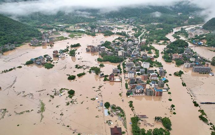 受颱風「海葵」帶來強降雨影響，福州市閩侯縣南通鎮多處村莊被淹。圖／引自澎湃新聞網