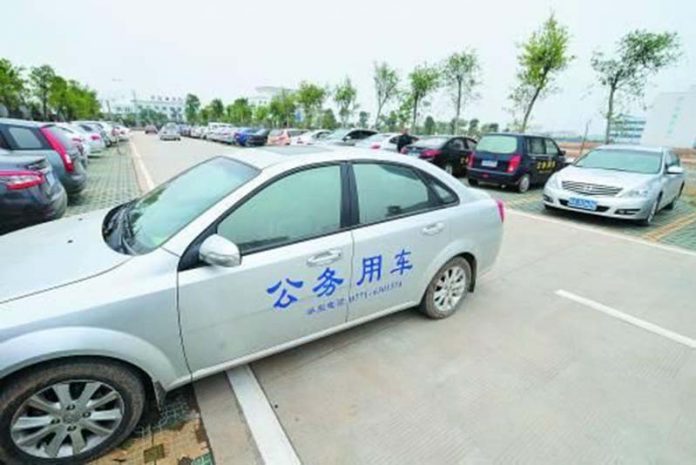 大陸公務車存在「公車私用」、「私車公養」弊端。圖／新浪網