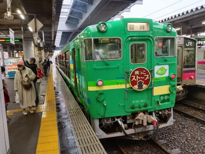 風行號的乘坐體驗非常有趣，不僅帶您泡溫泉、吃湯圓，車上還可以烤魷魚。