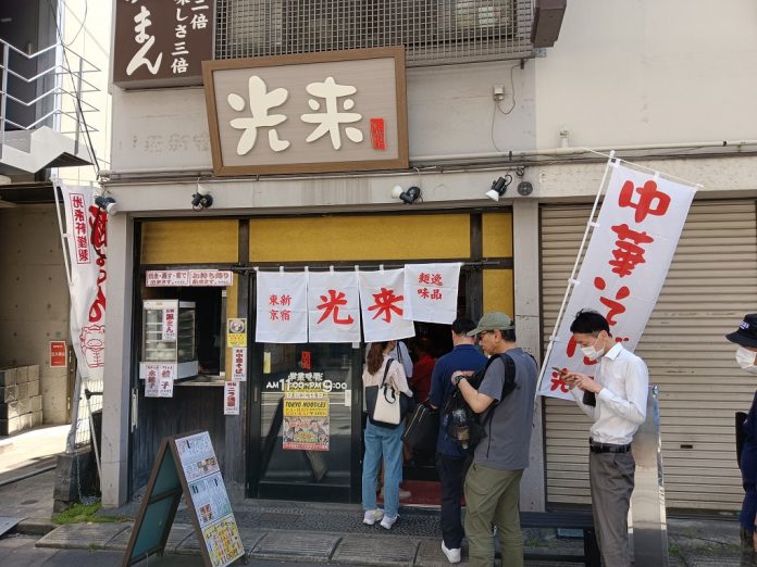 吃拉麵不見得只能配煎餃，包子也是不錯的選項。