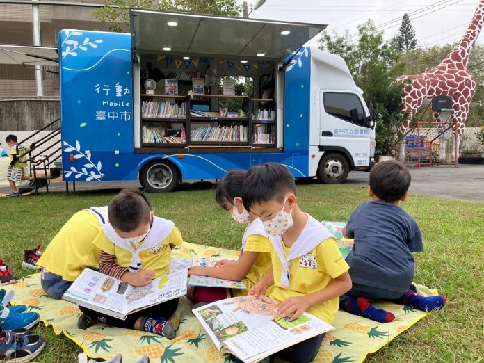 實現多元創意永續未來-　中市行動圖書車、五感百寶箱獲中央肯定