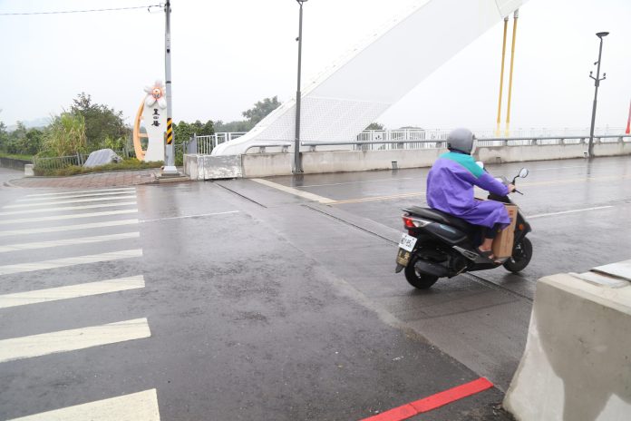 提升行車安全　盧山橋伸縮縫塗裝防滑材料